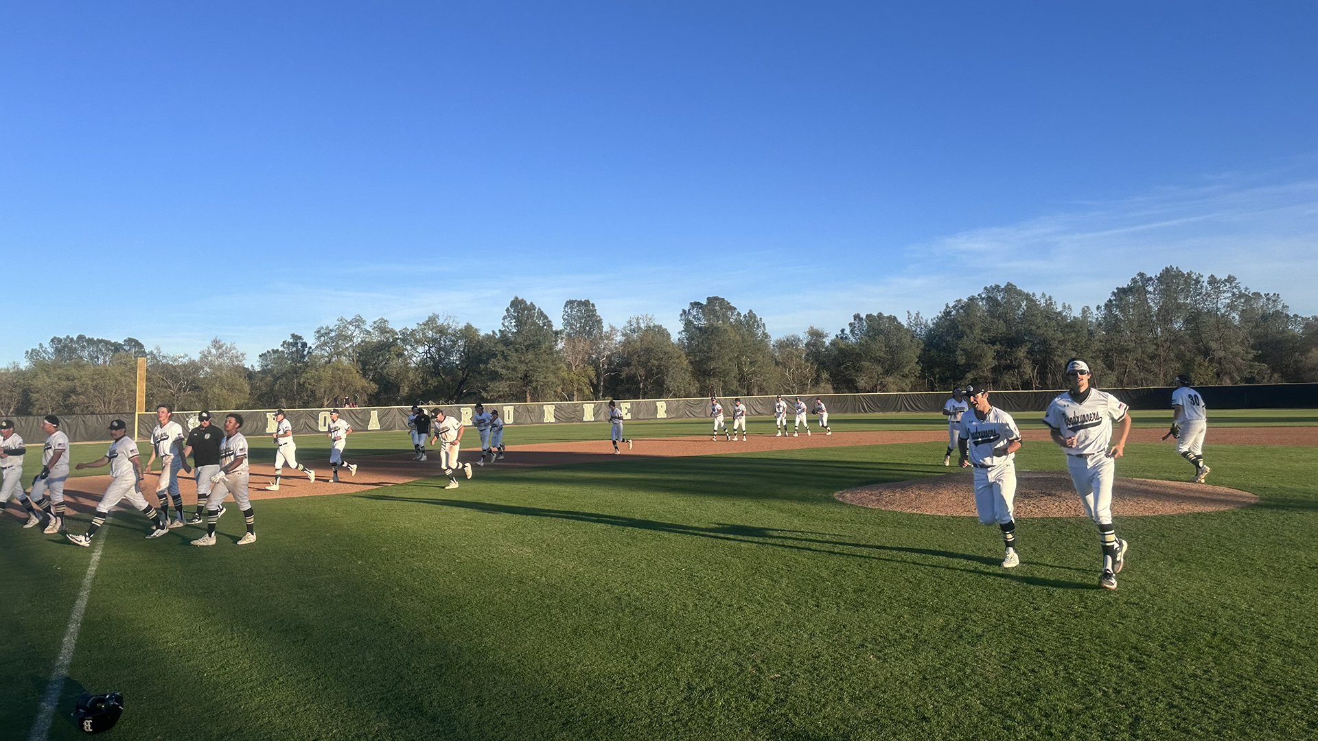 Roadrunners Take Series from Lassen